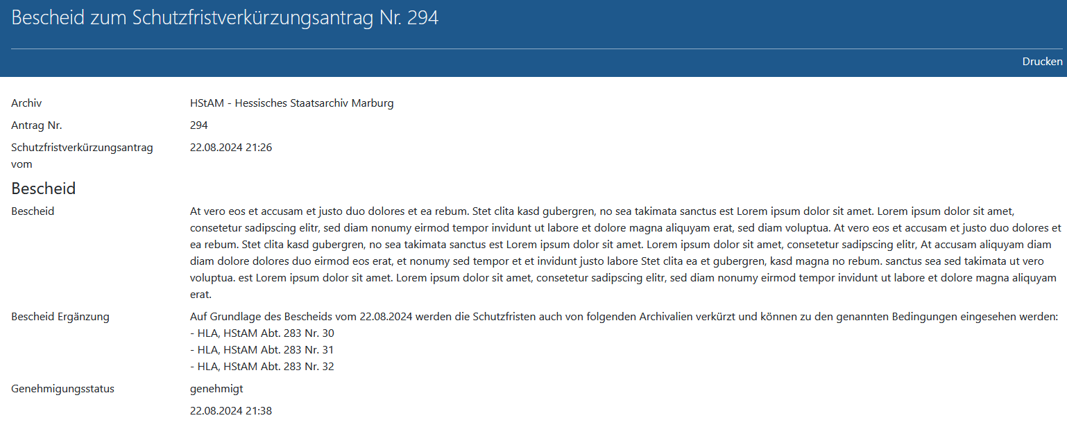Screenshot eines Bescheids zum Schutzfristverkürzungsantrag in Arcinsys mit nachträglicher Ergänzung. 
								Die Seite hat die h1-Überschrift 'Bescheid zum Schutzfristverkürzungsantrag Nr. [Zahl]'. Im Kopfbereich gibt es den Button 'Drucken'.
								In einer Tabelle sind die wichtigsten Angaben zum Antrag zusammengefasst. 
								Es gibt folgende Zeilen: Archiv, Antrag Nr.:, Schutzfristverkürzungsantrag vom.
								Der Bescheidtext ist mit der h2-Überschrift 'Bescheid' bezeichnet. Ferner gibt es die Rubriken 'Bescheid Ergänzung' und 'Genehmigungsstatus' sowie einen Zeitstempel.